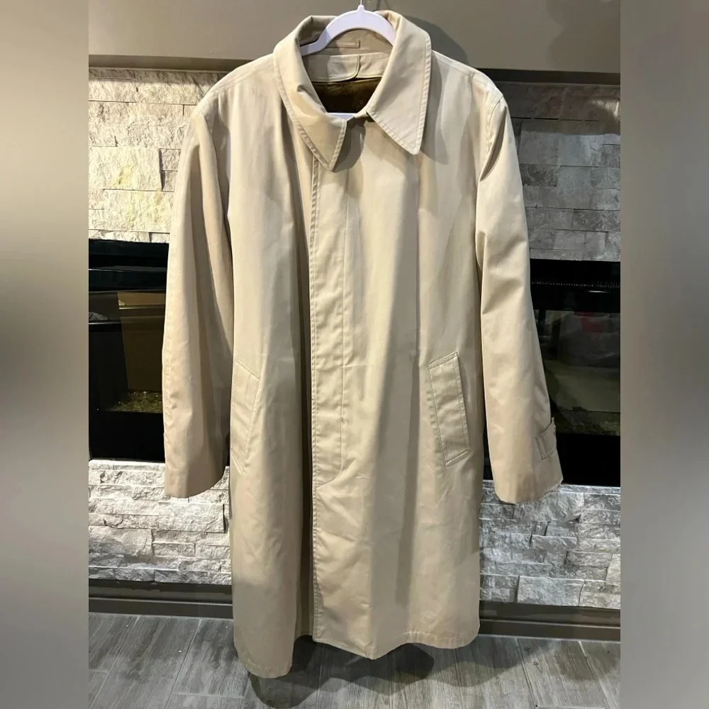 Vintage London Fog Men’s size 44 Long Trench coat, lining that can be removed